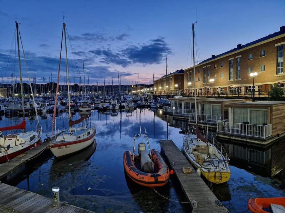 Sea View Luxury 5 Star Cottage Near Milford Marina ミルフォード・ヘブン エクステリア 写真